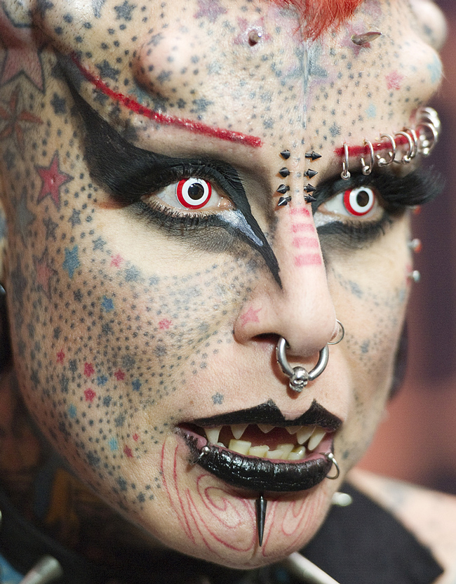 Mary Jose Cristerna (người Mexico) được mệnh danh là nữ ma cà rồng vì những hình xăm chi chít trên gương mặt và cả thân hình. Tấm ảnh này được chụp khi Mary tham gia triển lãm Tattoo tại Venezuela diễn ra ngày 28/1/2012.