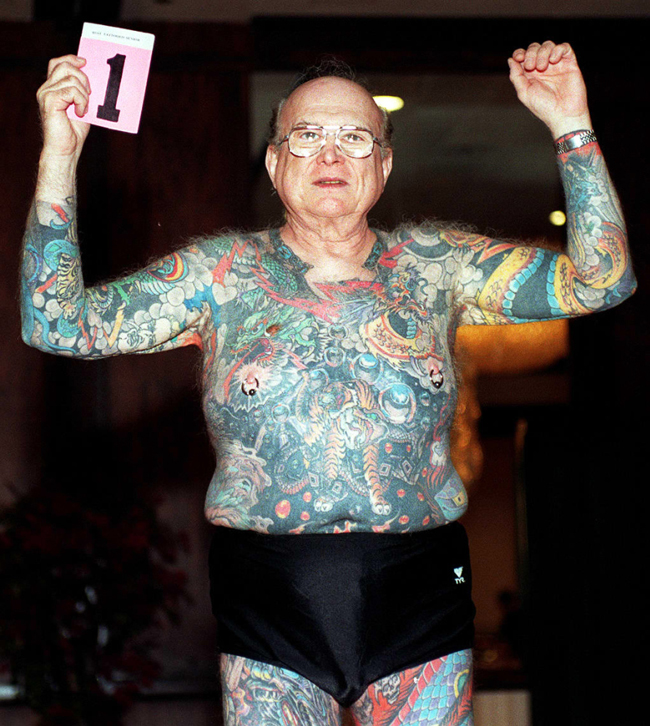 Ông Larry Happ (68 tuổi) giơ tay khoe những hình xăm trên khắp cơ thể mình.