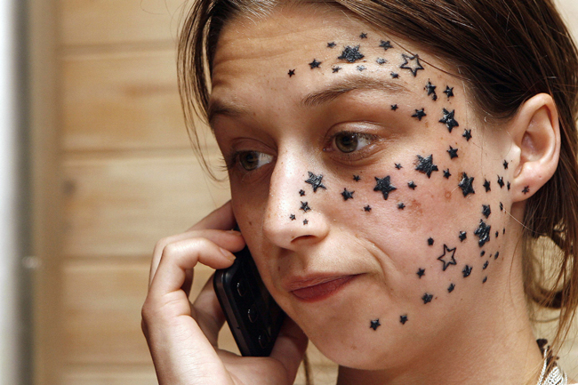 Cô gái người Bỉ Kimberley Vlaeminck, (18 tuổi) xăm chi chít những ngôi sao trên gương mặt của mình.