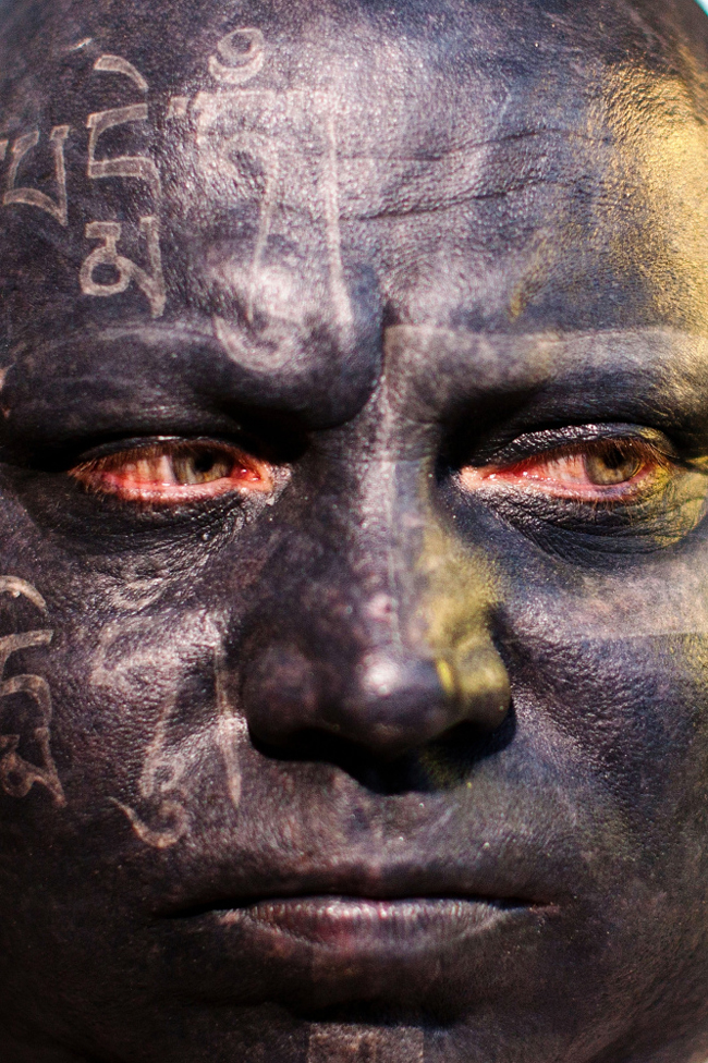 Một người đàn ông khoe gương mặt đã được xăm kín tại Lễ hội xăm hình ở Berlin (Đức) vào ngày 4/12/2010
