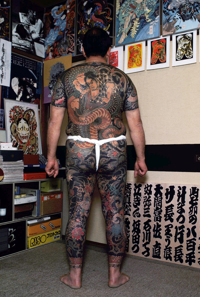 Một người đàn ông tại Tokyo Nhật Bản khoe những hình xăm trên khắp cơ thể mình.