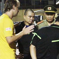 Bóng đá - CĐV Thanh Hóa tấn công trọng tài vì "bàn thắng ma"