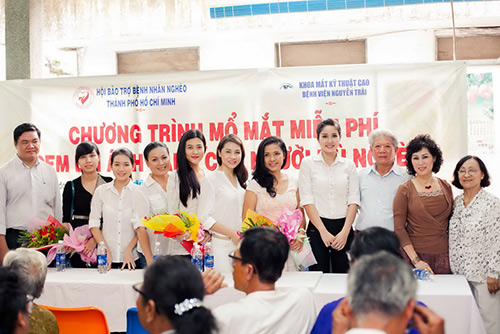 Việt Trinh đi thăm bệnh nhân nghèo - 1