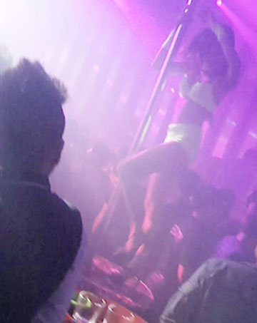 Vào quán bar xem múa cột - 3