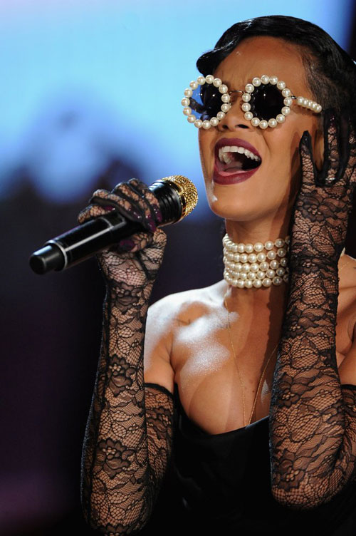 BST kính đa phong cách của Rihanna - 1