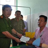 Pháp luật - Dùng mã tấu chém Cảnh sát 113