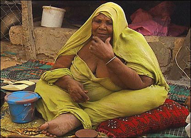 Phụ nữ ở quốc gia nghèo Tây Phi phải tự “vỗ béo” chính mình để đạt được chuẩn sắc đẹp.
