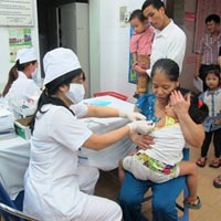 Tin tức trong ngày - Trẻ chết sau tiêm: Đừng đổ trách nhiệm