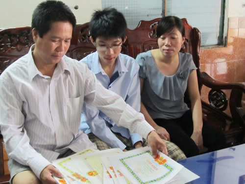 Thủ khoa ĐH Bách khoa Đà Nẵng: Học để thoát nghèo - 2