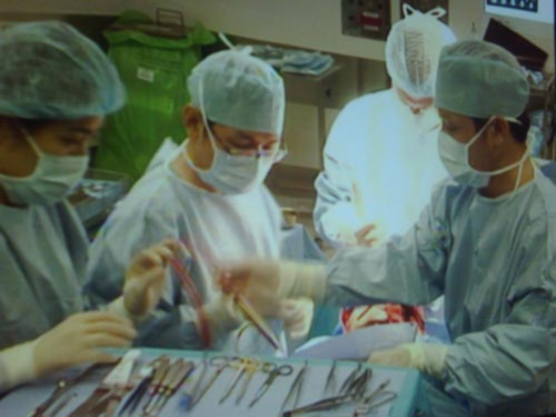 Giáo sư Mỹ ra tay cứu 2 bệnh nhân bị biến dạng mặt - 2