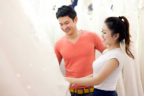 Huy Khánh đưa vợ mới đi chọn váy cưới - 1
