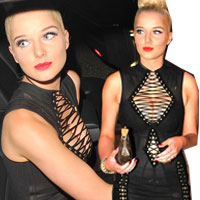 Xu hướng thời trang - Cô đào 22 tuổi mặc váy khoét xẻ lạ mắt