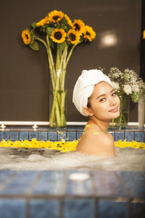 Như Thảo chăm sóc lưng ong nuột nà - 4