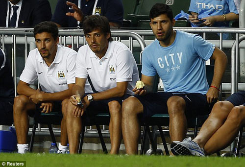 Aguero "hiện hình" trên tay fan cuồng - 3