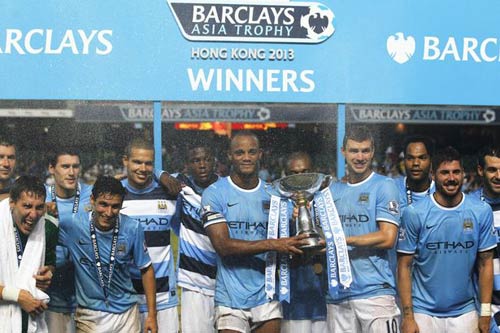 Aguero "hiện hình" trên tay fan cuồng - 4