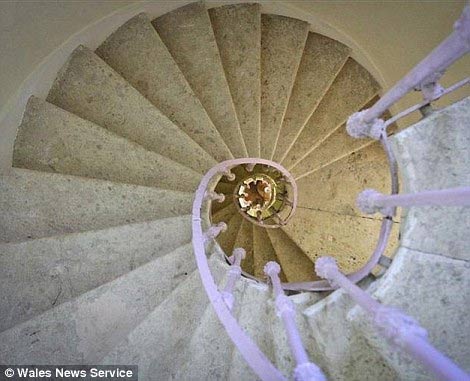 Ngắm lâu đài giá chỉ bằng nhà bình dân - 10