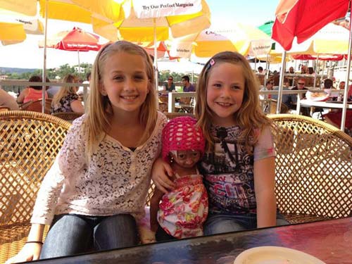 Bé gái 6 tuổi thân thể bà già - 8