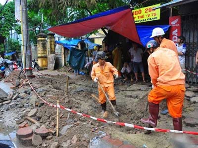 Đào vỉa hè bị điện giật: Ai chịu trách nhiệm? - 1