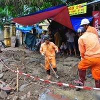 Tin tức trong ngày - Đào vỉa hè bị điện giật: Ai chịu trách nhiệm?