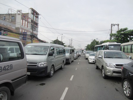 TP.HCM: Cầu Bình Triệu 1 kẹt cứng vì thu phí - 1