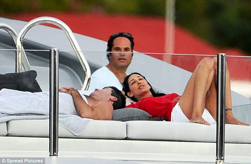 “Trùm” Simon Cowell làm vợ bạn có bầu - 2