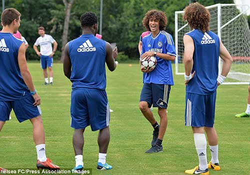 Bản sao Luiz đột nhập sân tập Chelsea - 1