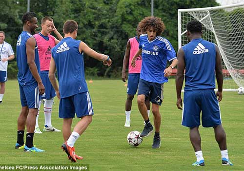 Bản sao Luiz đột nhập sân tập Chelsea - 2