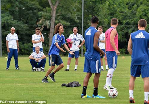 Bản sao Luiz đột nhập sân tập Chelsea - 4
