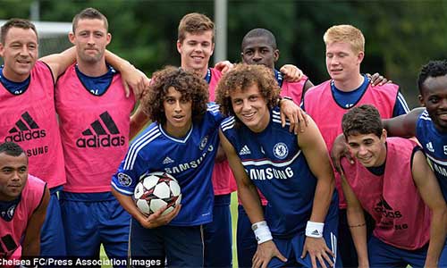Bản sao Luiz đột nhập sân tập Chelsea - 5