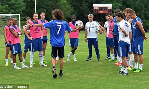 Bản sao Luiz đột nhập sân tập Chelsea - 7