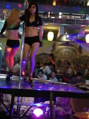 Cà phê múa cột Sài Gòn - 2