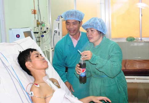 Chủ tịch Trường Sa mừng con thoát hiểm - 2