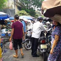 Thị trường - Tiêu dùng - Đổ xô mua thực phẩm trước bão