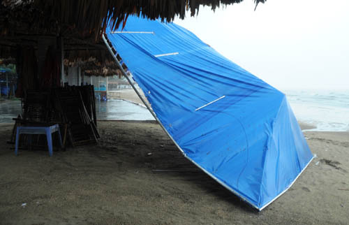 Bão tan, nước biển vẫn dâng cao - 7