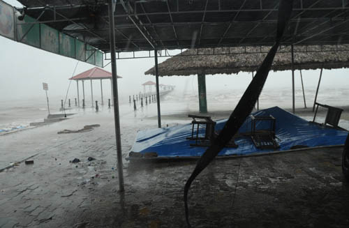 Bão tan, nước biển vẫn dâng cao - 3