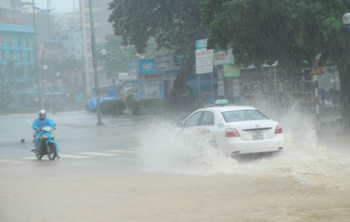 Bão tan, nước biển vẫn dâng cao - 4