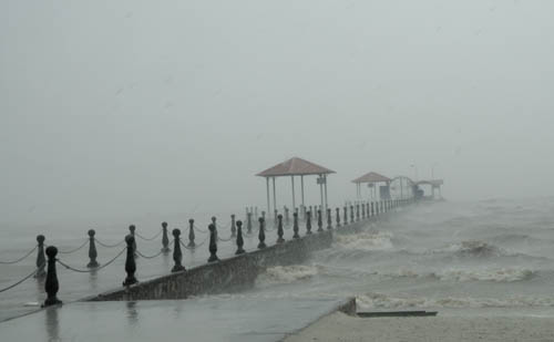 Bão tan, nước biển vẫn dâng cao - 5