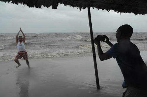 Dân vô tư đùa với bão bên kè biển - 4