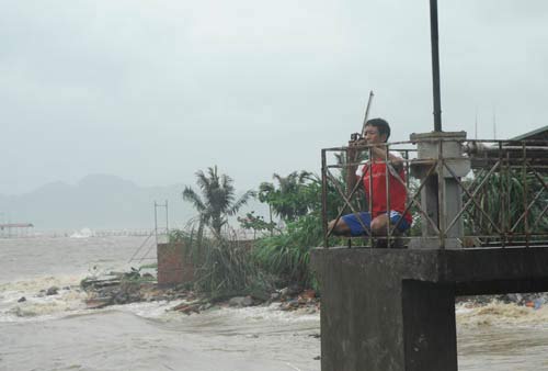 Dân vô tư đùa với bão bên kè biển - 5