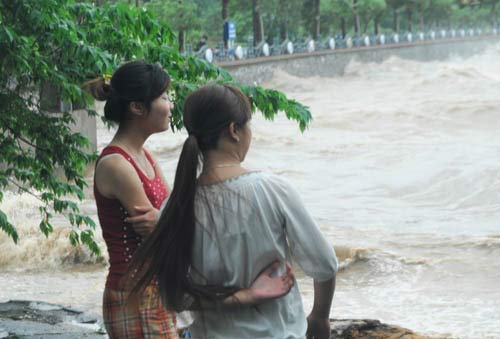 Dân vô tư đùa với bão bên kè biển - 6