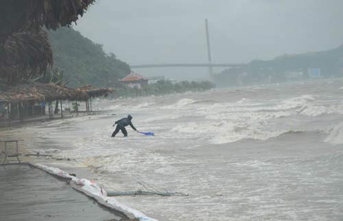 Dân vô tư đùa với bão bên kè biển - 7