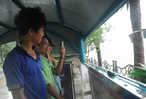 Dân vô tư đùa với bão bên kè biển - 8