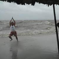 Tin tức trong ngày - Dân vô tư đùa với bão bên kè biển