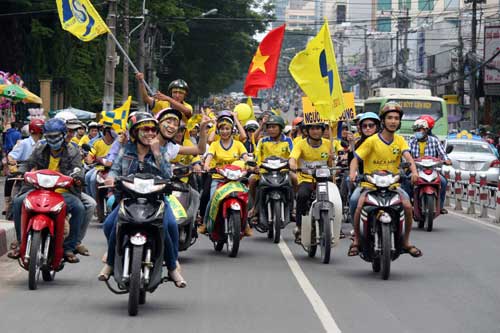 CĐV SLNA diễu hành rầm rộ cổ vũ đội nhà - 4