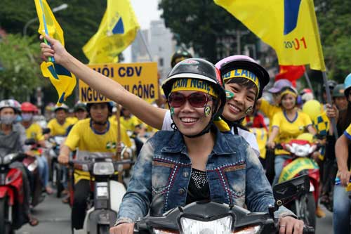 CĐV SLNA diễu hành rầm rộ cổ vũ đội nhà - 5
