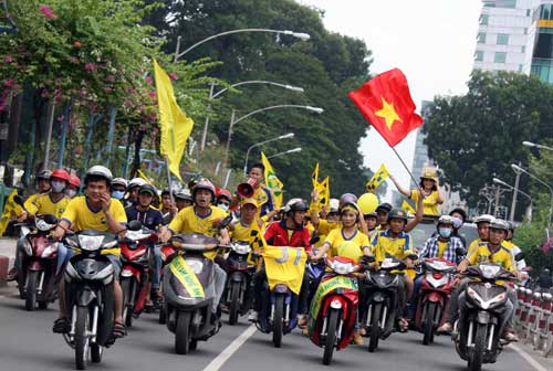 CĐV SLNA diễu hành rầm rộ cổ vũ đội nhà - 6
