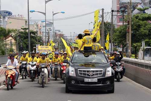 CĐV SLNA diễu hành rầm rộ cổ vũ đội nhà - 8