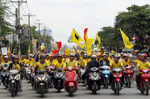 CĐV SLNA diễu hành rầm rộ cổ vũ đội nhà - 9