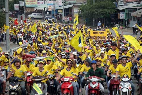 CĐV SLNA diễu hành rầm rộ cổ vũ đội nhà - 10