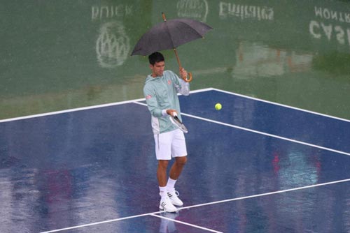 Djokovic “luyện công” dưới mưa - 1